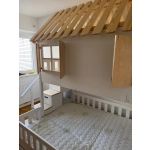 łóżko z okiennicami