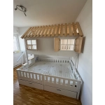 Łóżko piętrowe ze schodami i dachem