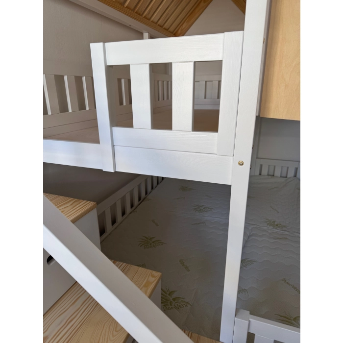 Łóżko piętrowe z miejscem do zabawy