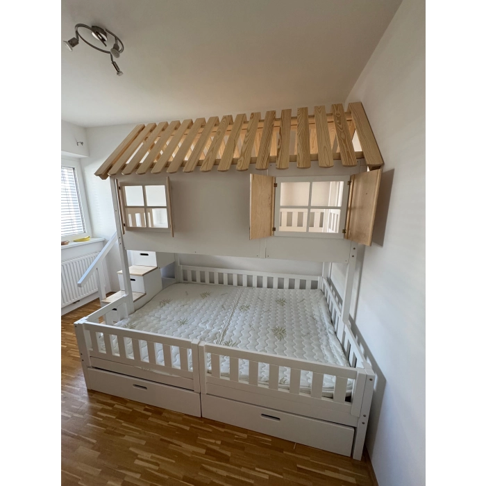 Łóżko piętrowe ze schodami i dachem