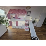 Łóżko z różowymi dodatkami