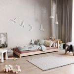 Drewniane niskie łóżko dzieciece