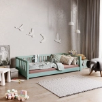 Laag kinderbed met veiligheidshekjes