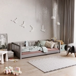 Laag kinderbed met veiligheidshekjes