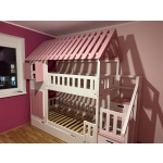 łóżko piętrowe z dachem i schodami