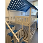 Niebieskie łóżko domek