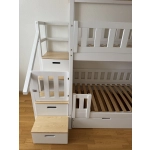 Drewniane łóżko piętrowe domek ze schodami i dachem