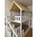 Bezpieczne łóżko piętrowe ze schodami i barierkami ochronnymi