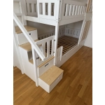 Łóżko piętrowe domek z drewnianą konstrukcją i dachem