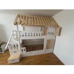 Łóżko domek piętrowe z wygodnym wejściem po schodach