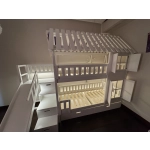 Białe łóżo piętrowe ze schodami i światłami led