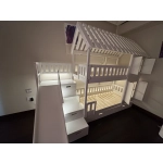 Łóżko piętrowe ze schodami i ślizgawką