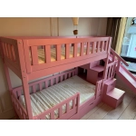 Łóżko piętrowe ze schodami i ślizgawką łączące sen i zabawę