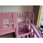 Łóżko piętrowe dziecięce ze schodami i ślizgawką w jasnym wnętrzu