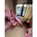 Łóżko piętrowe dla dzieci ze schodami i kolorową ślizgawką