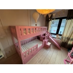 Drewniane łóżko piętrowe ze schodami i ślizgawką dla dzieci