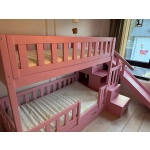 Łóżko piętrowe ze schodami i ślizgawką w pokoju dziecięcym