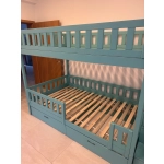 duże łóżko piętrowe