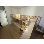 naturalne łóżko piętrowe ze schodami i ślizgawką