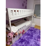 Białe łóżko piętrowe ze schodami w nowoczesnym pokoju dziecięcym