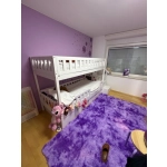 Stabilne białe łóżko piętrowe z szerokimi schodami dla dzieci