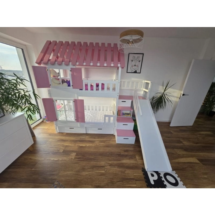 Łóżko z różowymi dodatkami