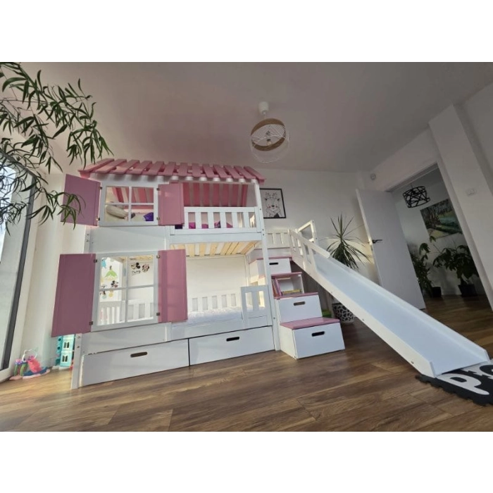 Różowe łóżko domek dla dziewczynek w aranżacji pokoju dziecięcego