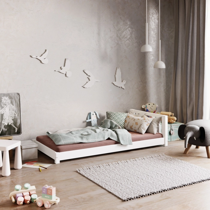 białe niskie łóżko dziecięce
