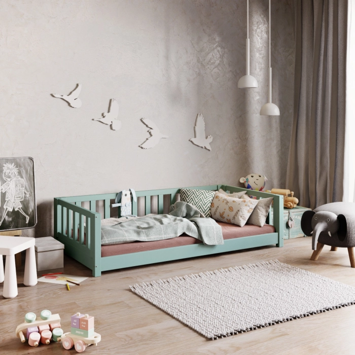 Laag kinderbed met veiligheidshekjes