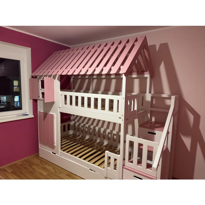 łóżko piętrowe z dachem i schodami