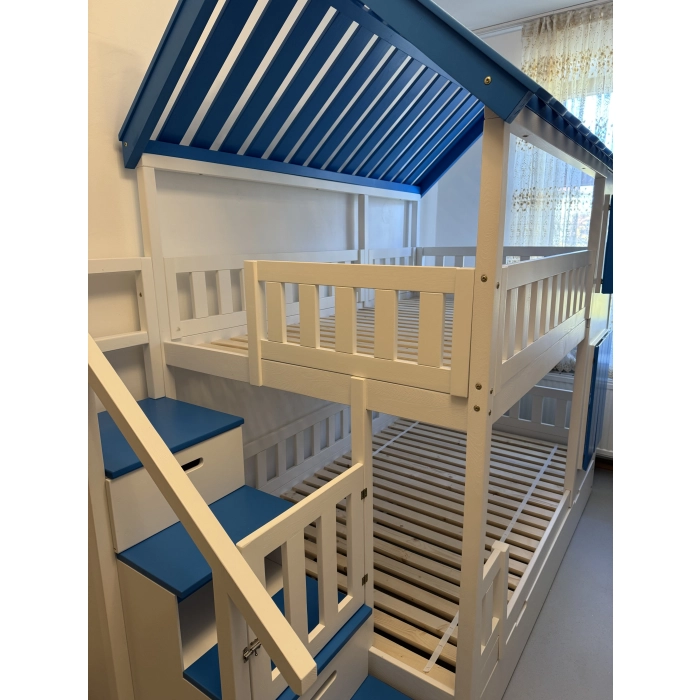 Niebieskie łóżko domek