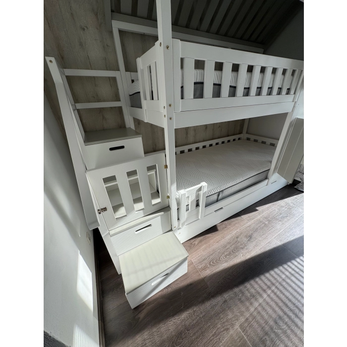 Solidne łóżko piętrowe ze schodami Katowice wykonane z naturalnego drewna