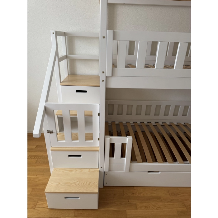 Drewniane łóżko piętrowe domek ze schodami i dachem