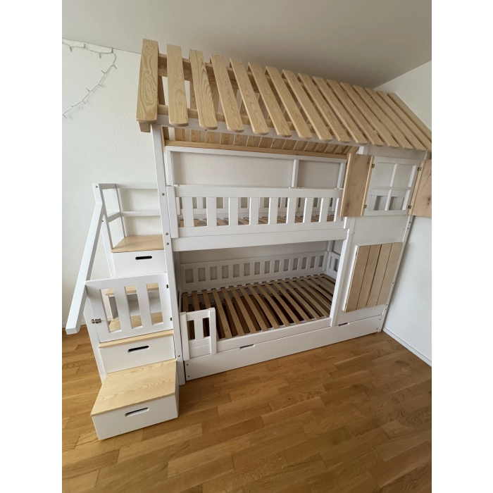 Łóżko piętrowe z dachem i stabilnymi schodami dla dzieci