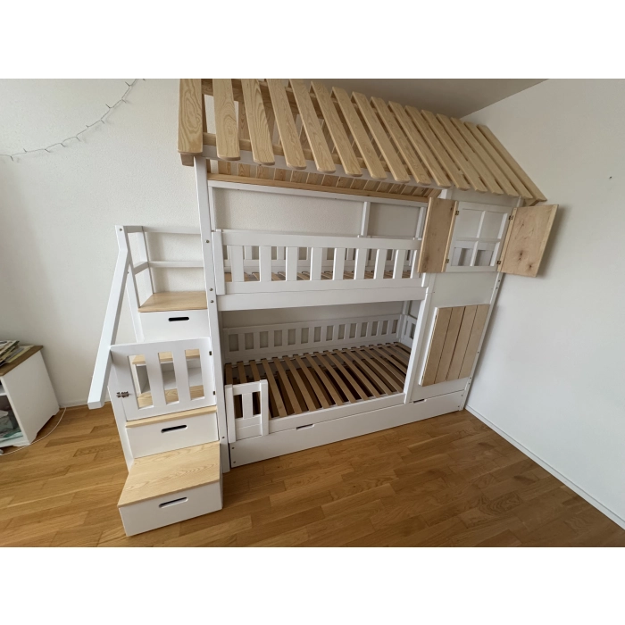 Łóżko piętrowe ze schodami i dachem w pokoju dziecięcym Warszawa