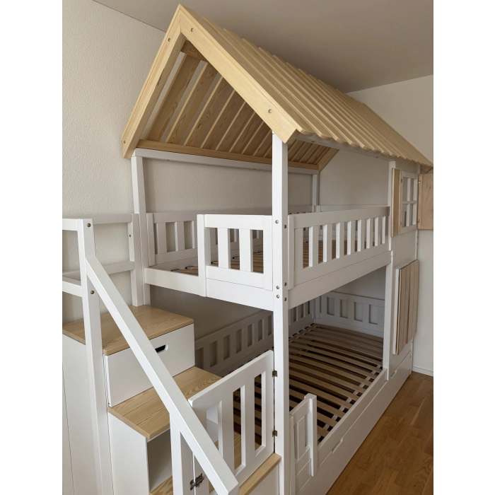 Bezpieczne łóżko piętrowe ze schodami i barierkami ochronnymi