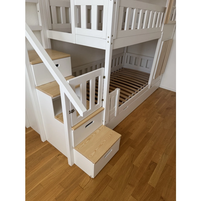 Łóżko piętrowe domek z drewnianą konstrukcją i dachem