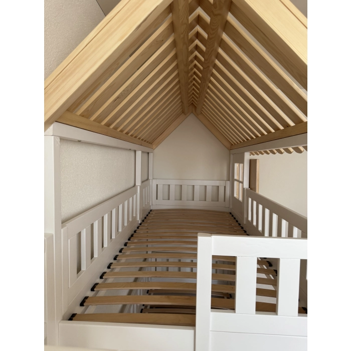 Funkcjonalne łóżko piętrowe z dachem do pokoju rodzeństwa