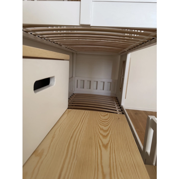 Łóżko piętrowe ze schodami w jasnym pokoju dziecięcym