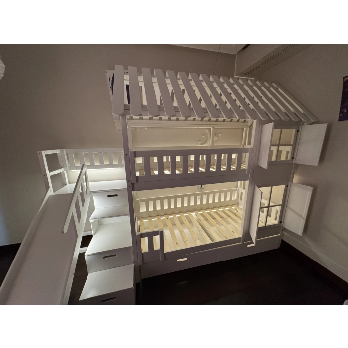 Białe łóżo piętrowe ze schodami i światłami led