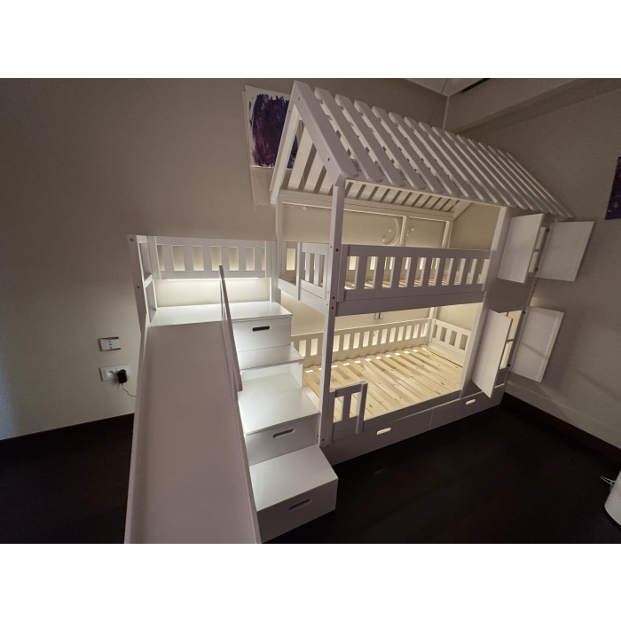 Łóżko piętrowe ze schodami i ślizgawką