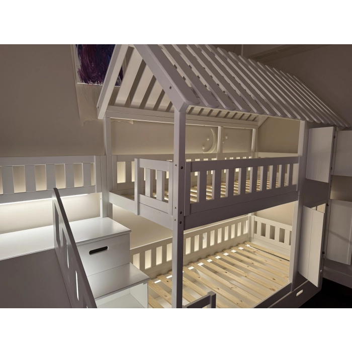 Łóżko za zamówienie ze schodami i ślzigawką