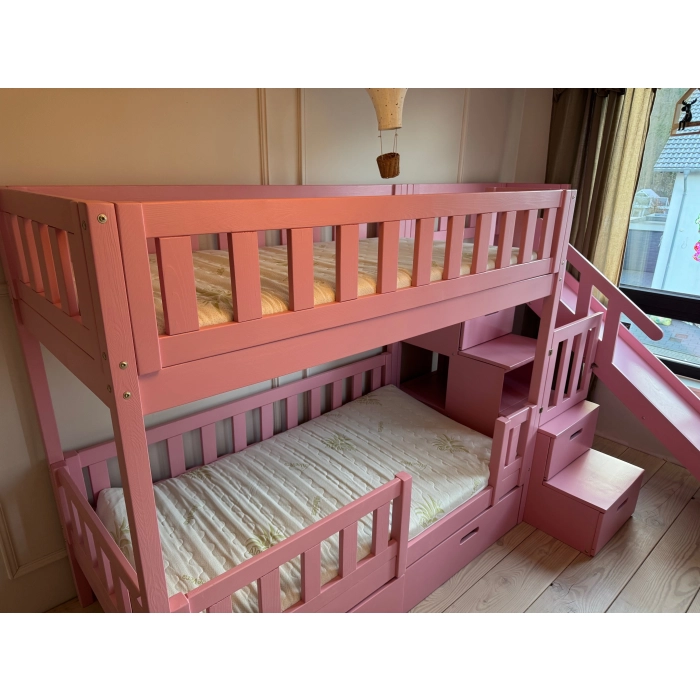 Łóżko piętrowe ze schodami i ślizgawką łączące sen i zabawę