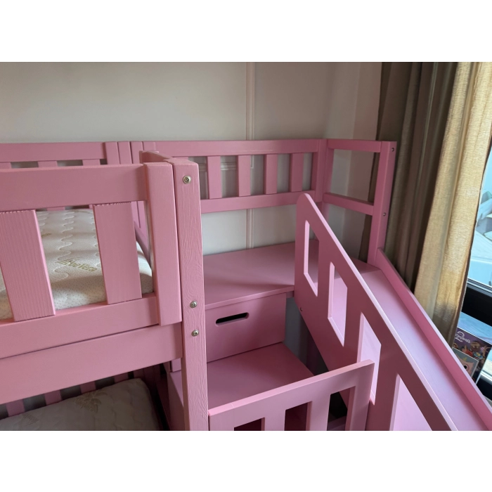 Łóżko piętrowe dziecięce ze schodami i ślizgawką w jasnym wnętrzu