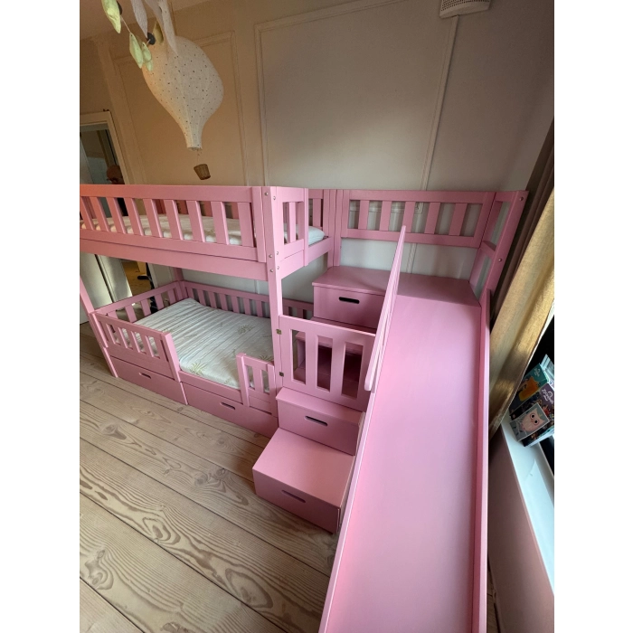 Łóżko piętrowe ze schodami i ślizgawką jako centrum zabawy