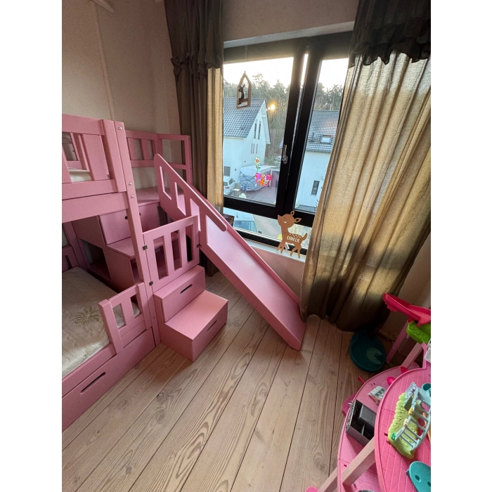 Łóżko piętrowe dla dzieci ze schodami i kolorową ślizgawką