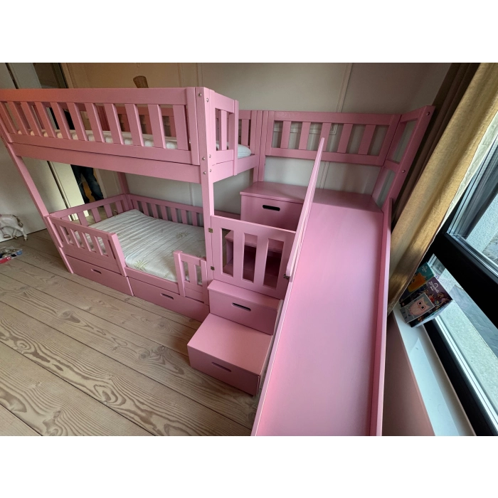 Łóżko piętrowe na antresoli ze schodami i ślizgawką