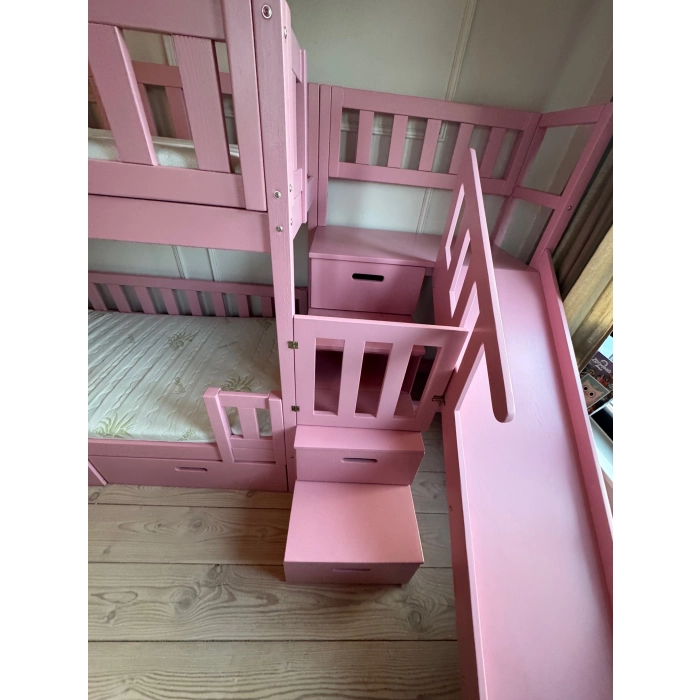 Bezpieczne łóżko piętrowe ze schodami i ślizgawką do zabawy