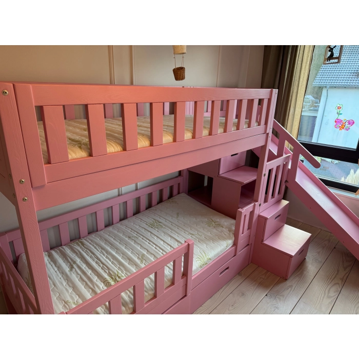 Łóżko piętrowe ze schodami i ślizgawką w pokoju dziecięcym