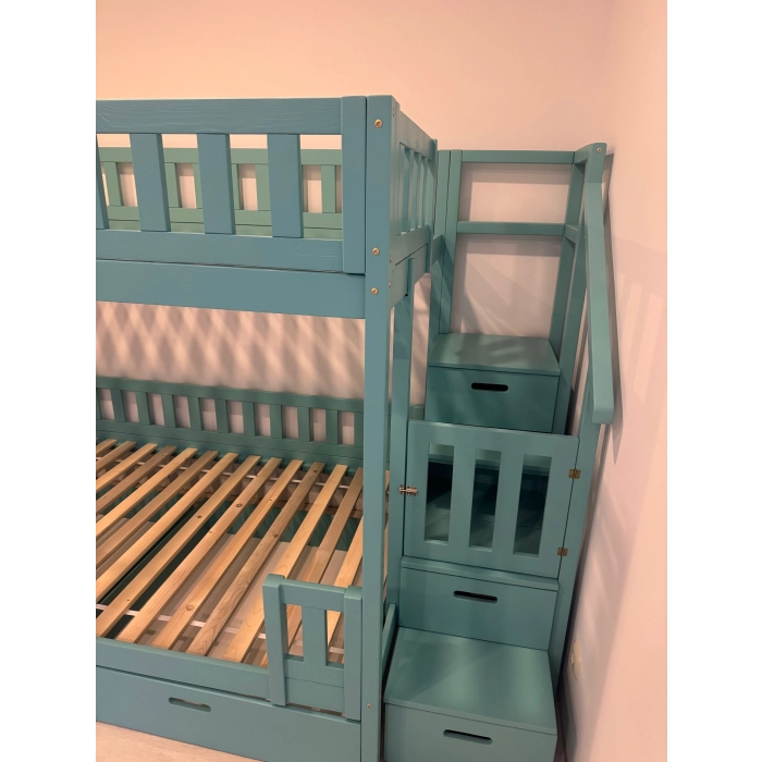 Jak wygląda łóżko ze schodami?